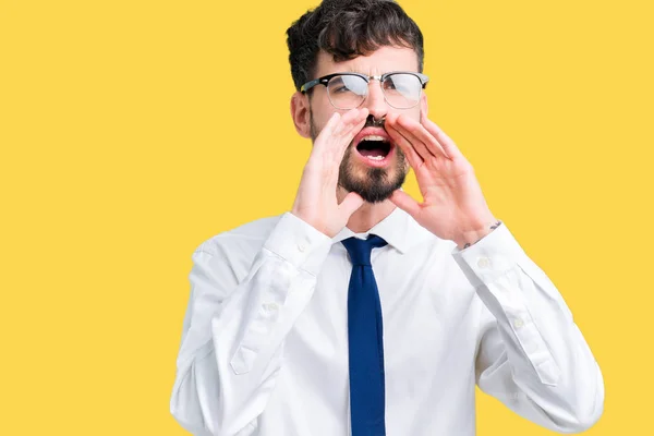 Mladý Pohledný Obchodní Muž Nosí Brýle Nad Izolované Pozadí Křičel — Stock fotografie