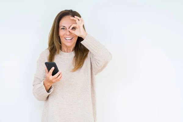 Frau Mittleren Alters Mit Smartphone Über Isoliertem Hintergrund Mit Glücklichem — Stockfoto