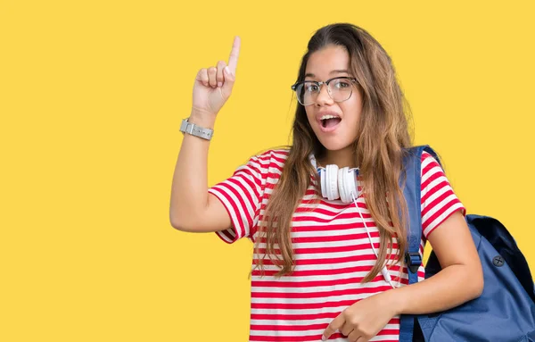 Jonge Mooie Brunette Student Vrouw Dragen Hoofdtelefoons Rugzak Geïsoleerde Achtergrond — Stockfoto