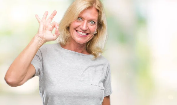 Mulher Loira Meia Idade Sobre Fundo Isolado Sorrindo Positivo Fazendo — Fotografia de Stock