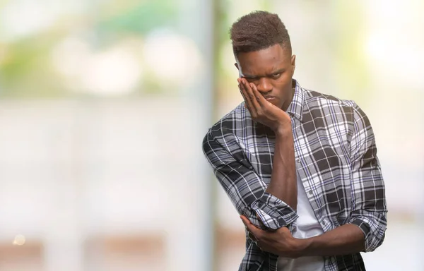 Jeune Homme Afro Américain Sur Fond Isolé Pensant Fatigué Ennuyé — Photo