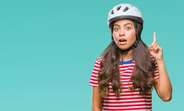 年轻的阿拉伯骑自行车妇女佩戴安全头盔在孤立的背景指向手指与成功的想法 退出和快乐 第一个 — 图库照片