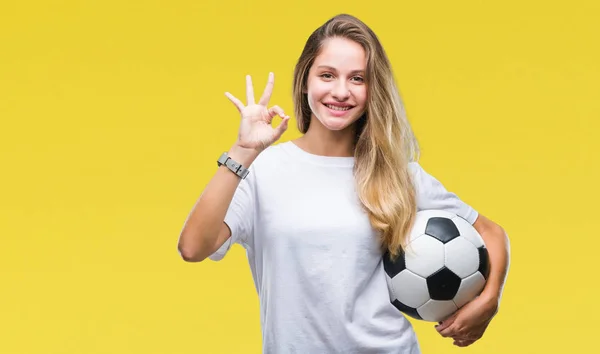 Joven Hermosa Mujer Rubia Sosteniendo Pelota Fútbol Sobre Fondo Aislado —  Fotos de Stock