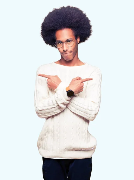 Americký Mladík Afro Vlasy Nosit Brýle Ukázání Obě Strany Prsty — Stock fotografie