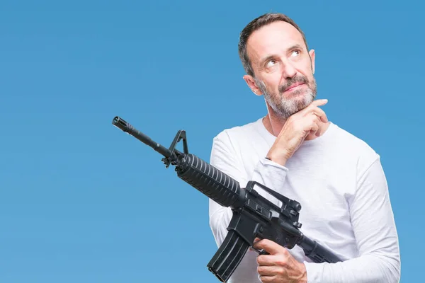 Senioren Mittleren Alters Hoary Verbrecher Mit Waffe Über Isoliertem Hintergrund — Stockfoto