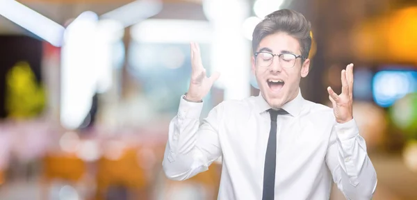 Ung Affärsman Bära Glasögon Över Isolerade Bakgrund Firar Arg Och — Stockfoto