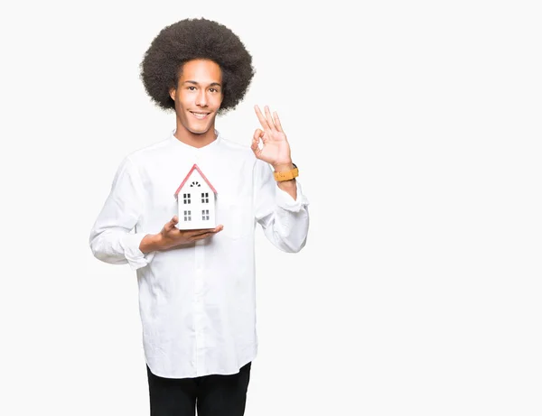 Молодий Афроамериканець Людиною Афро Волосся Холдингу Будинок Робить Нормально Знак — стокове фото