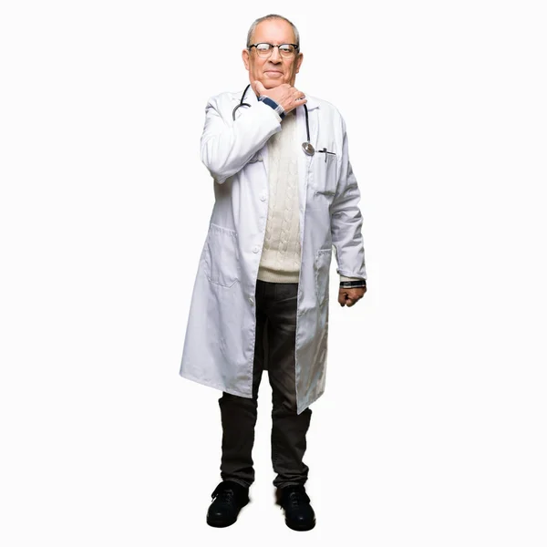 Όμορφος Ανώτερος Γιατρός Άνθρωπος Φορώντας Ιατρική Παλτό Αναζητούν Αυτοπεποίθηση Στη — Φωτογραφία Αρχείου