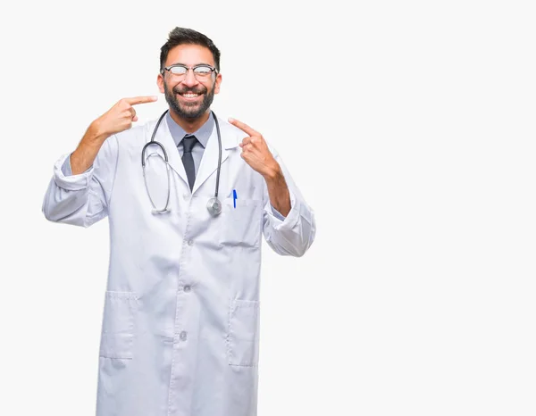 Adulto Ispanico Medico Uomo Sfondo Isolato Sorridente Fiducioso Mostrando Indicando — Foto Stock