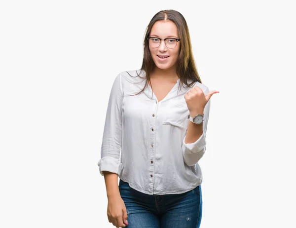 Junge Kaukasische Schöne Geschäftsfrau Mit Brille Über Isoliertem Hintergrund Lächelt — Stockfoto