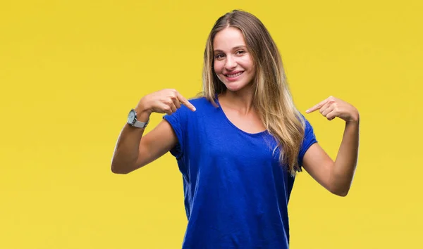 Giovane Bella Donna Bionda Sfondo Isolato Guardando Fiducioso Con Sorriso — Foto Stock