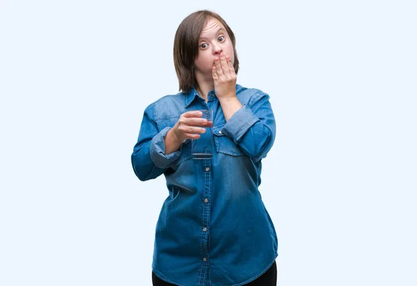 Mujer Adulta Joven Con Síndrome Beber Agua Sobre Fondo Aislado —  Fotos de Stock