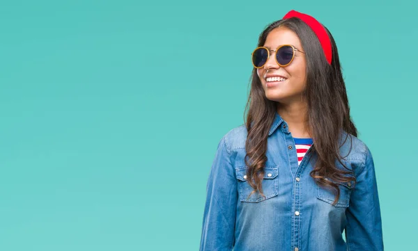 Joven Mujer Árabe Hermosa Con Gafas Sol Sobre Fondo Aislado — Foto de Stock