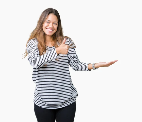 Młoda Piękna Brunetka Kobieta Ubrana Paski Sweterek Białym Tle Wyświetlone — Zdjęcie stockowe