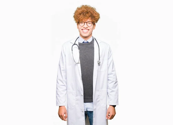 Joven Médico Guapo Que Usa Abrigo Médico Con Una Sonrisa —  Fotos de Stock