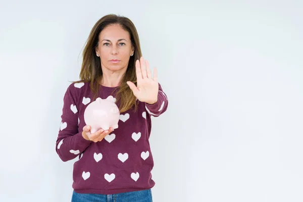 Mujer Mediana Edad Sosteniendo Alcancía Sobre Fondo Aislado Con Mano —  Fotos de Stock