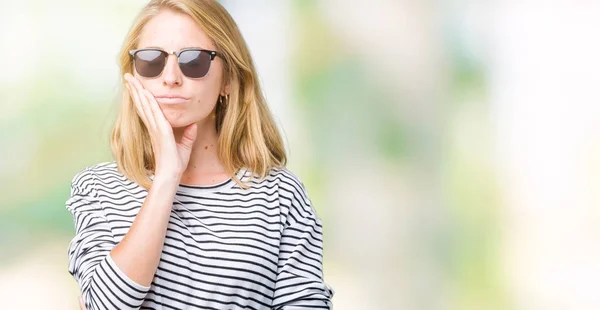 Schöne Junge Frau Mit Sonnenbrille Über Isoliertem Hintergrund Die Müde — Stockfoto