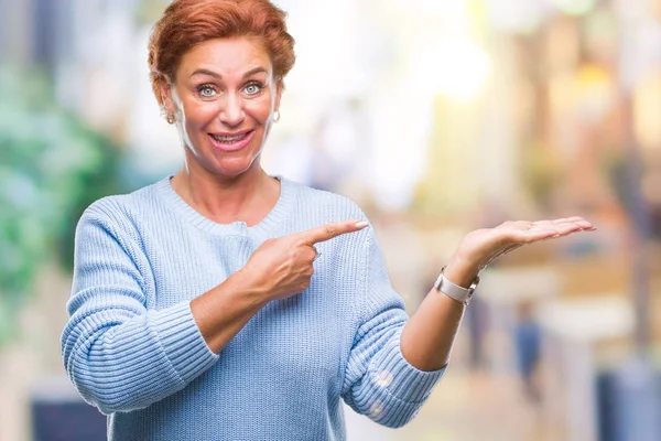 Mulher Ruiva Caucasiana Sênior Atrativa Sobre Fundo Isolado Espantado Sorrindo — Fotografia de Stock