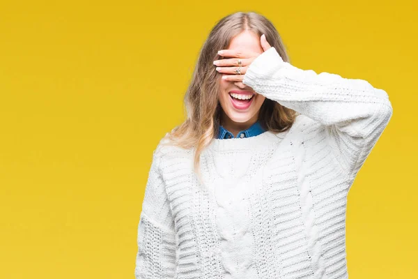 Hermosa Mujer Rubia Joven Con Suéter Invierno Sobre Fondo Aislado —  Fotos de Stock