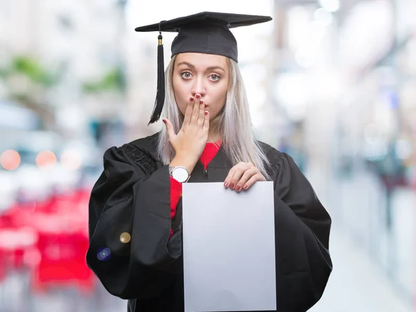 Młoda Kobieta Blonde Noszenie Absolwent Uniform Trzymając Stopień Białym Tle — Zdjęcie stockowe