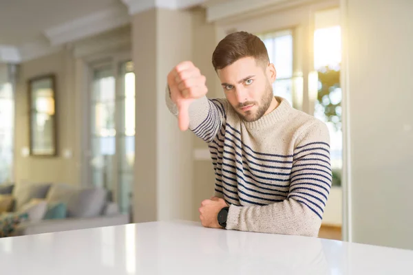 Homem Bonito Jovem Casa Olhando Infeliz Irritado Mostrando Rejeição Negativo — Fotografia de Stock