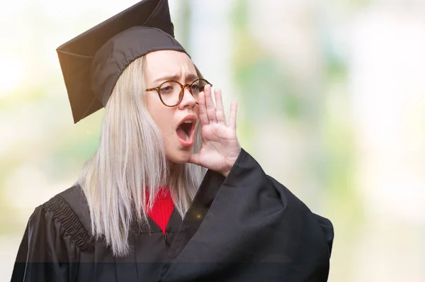 Mujer Rubia Joven Con Uniforme Graduado Sobre Fondo Aislado Gritando —  Fotos de Stock