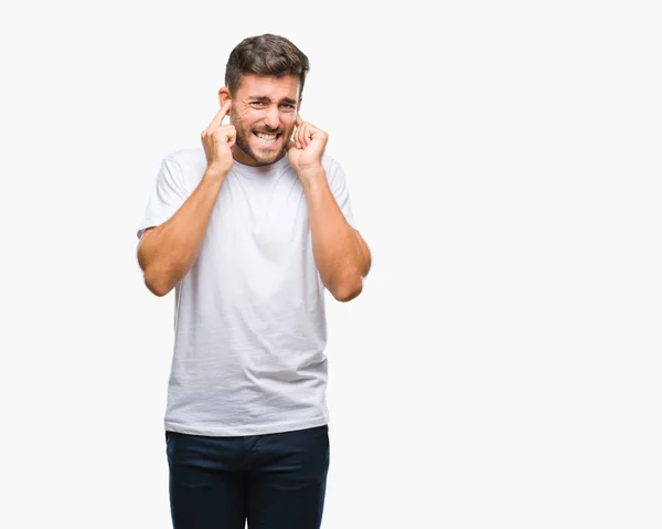 Homem Bonito Jovem Sobre Fundo Isolado Cobrindo Orelhas Com Dedos — Fotografia de Stock