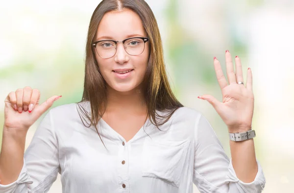 若い白人の美しいビジネス女性にメガネをかけて分離を示す背景と自信を持って 幸せな笑みを浮かべて 指で上向きナンバーシックス — ストック写真