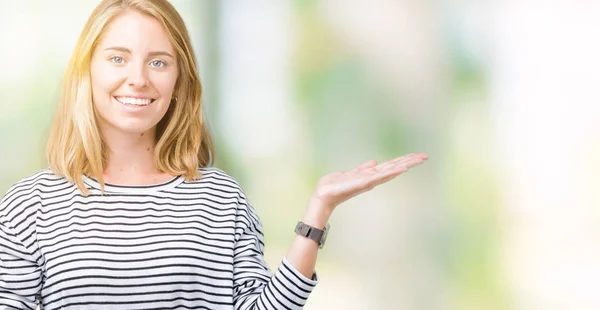 Schöne Junge Frau Trägt Streifen Pullover Über Isoliertem Hintergrund Lächelnd — Stockfoto