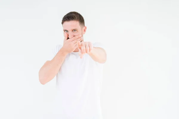 Jovem Homem Bonito Vestindo Casual Branco Shirt Sobre Fundo Isolado — Fotografia de Stock