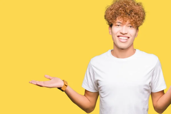 Ung Vacker Man Med Afro Hår Bär Casual Vit Shirt — Stockfoto