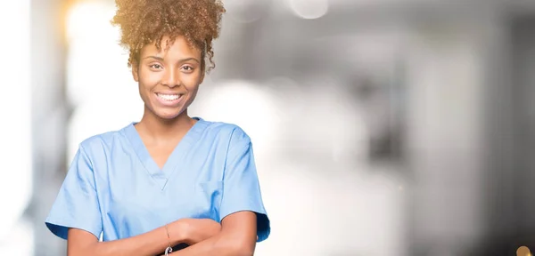 Joven Mujer Médica Afroamericana Sobre Fondo Aislado Cara Feliz Sonriendo —  Fotos de Stock