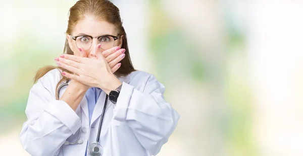 孤立した背景のミスのための手で口を覆っているショックを受けた上医療のコートを着て中年中高年医師女性 秘密の概念 — ストック写真