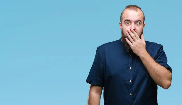 Young Caucasian Hipster Man Isolated Background Shocked Covering Mouth Hands — Stock Photo, Image