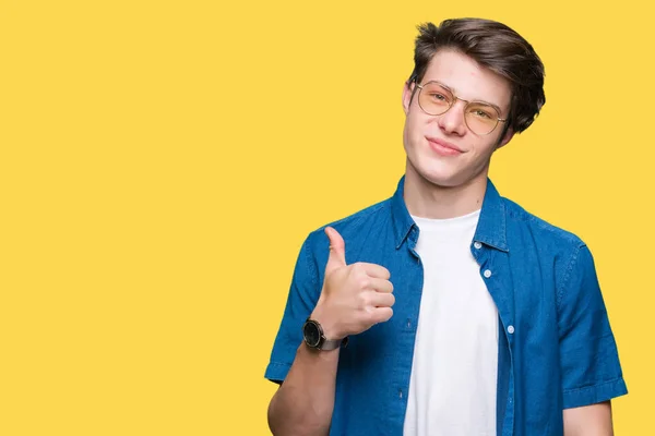 Homem Bonito Jovem Usando Óculos Sobre Fundo Isolado Fazendo Polegares — Fotografia de Stock