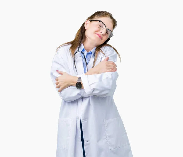 分離の上医療のコートを着て中年中高年医師女性背景づたい幸せと肯定的な自己自信を持って笑顔します 自己愛と自己ケア — ストック写真