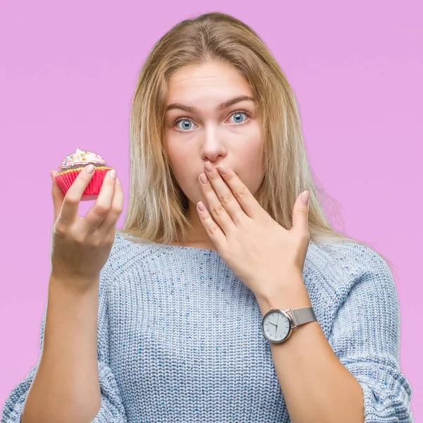 Jovem Caucasiana Comendo Cupcake Doce Sobre Fundo Isolado Cobrir Boca — Fotografia de Stock