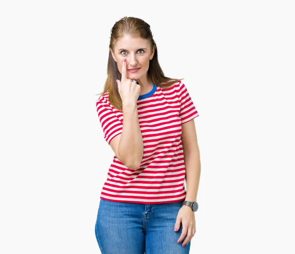 中年成熟的女人穿着休闲 T恤在孤立的背景指向眼睛看你的手势 可疑的表情 — 图库照片
