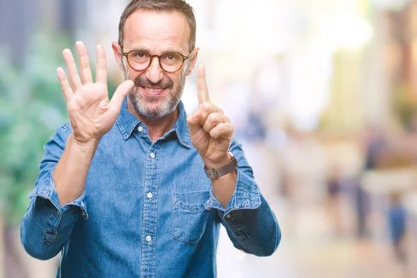 Mezza Età Hoary Anziano Uomo Indossa Occhiali Sfondo Isolato Mostrando — Foto Stock