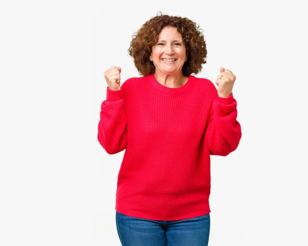 Schöne Seniorin Mittleren Alters Roten Winterpullover Über Isoliertem Hintergrund Feiern — Stockfoto