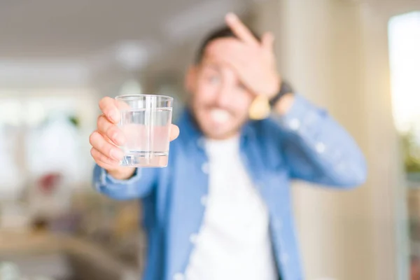 Jonge Knappe Man Drinken Van Een Glas Water Home Benadrukt — Stockfoto