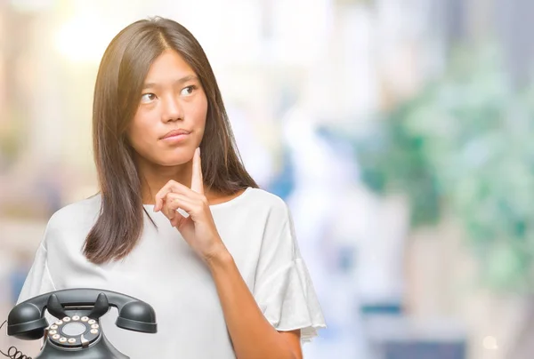 Junge Asiatische Frau Hält Vintagera Telefon Über Isolierten Hintergrund Ernstes — Stockfoto