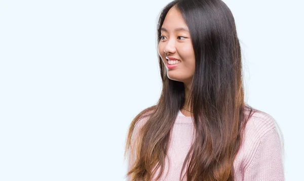 Jonge Aziatische Vrouw Geïsoleerde Achtergrond Zoek Weg Aan Kant Met — Stockfoto