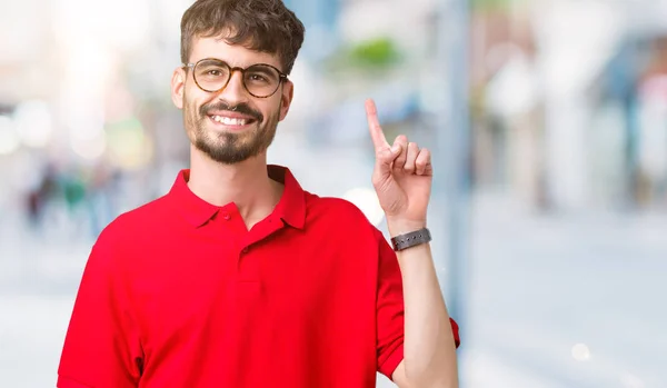 Joven Hombre Guapo Con Gafas Sobre Fondo Aislado Mostrando Apuntando — Foto de Stock