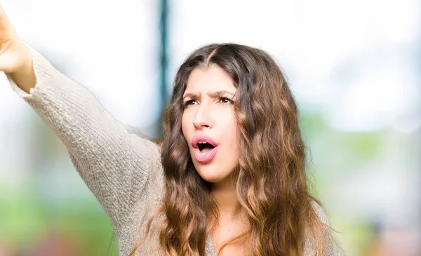 Mooie Jongedame Dragen Winter Jurk Wijzen Met Vinger Verrast Vooruit — Stockfoto