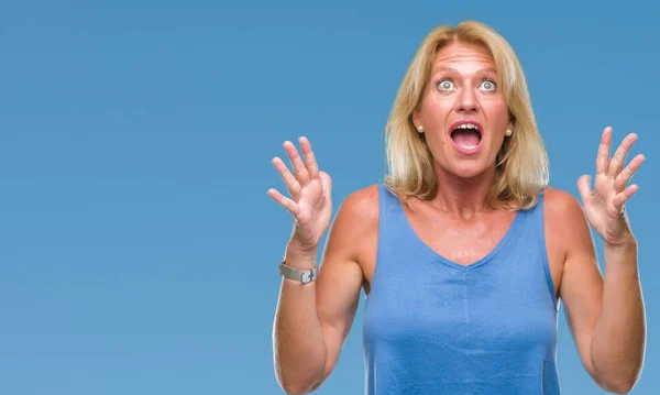 Blonde Frau Mittleren Alters Mit Isoliertem Hintergrund Verrückt Und Verrückt — Stockfoto