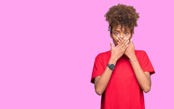 Bella Giovane Donna Afro Americana Sfondo Isolato Scioccato Copertura Bocca — Foto Stock