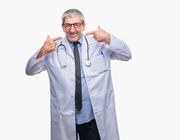 Przystojny Doktor Starszy Mężczyzna Białym Tle Uśmiechający Się Pewnie Wyświetlono — Zdjęcie stockowe