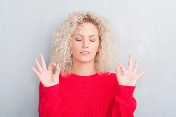 Jonge Blonde Vrouw Met Krullend Haar Grunge Grijze Achtergrond Ontspannen — Stockfoto