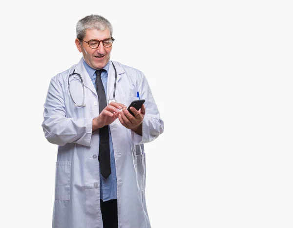 Bonito Médico Sênior Homem Mensagens Enviando Mensagem Usando Smarpthone Sobre — Fotografia de Stock